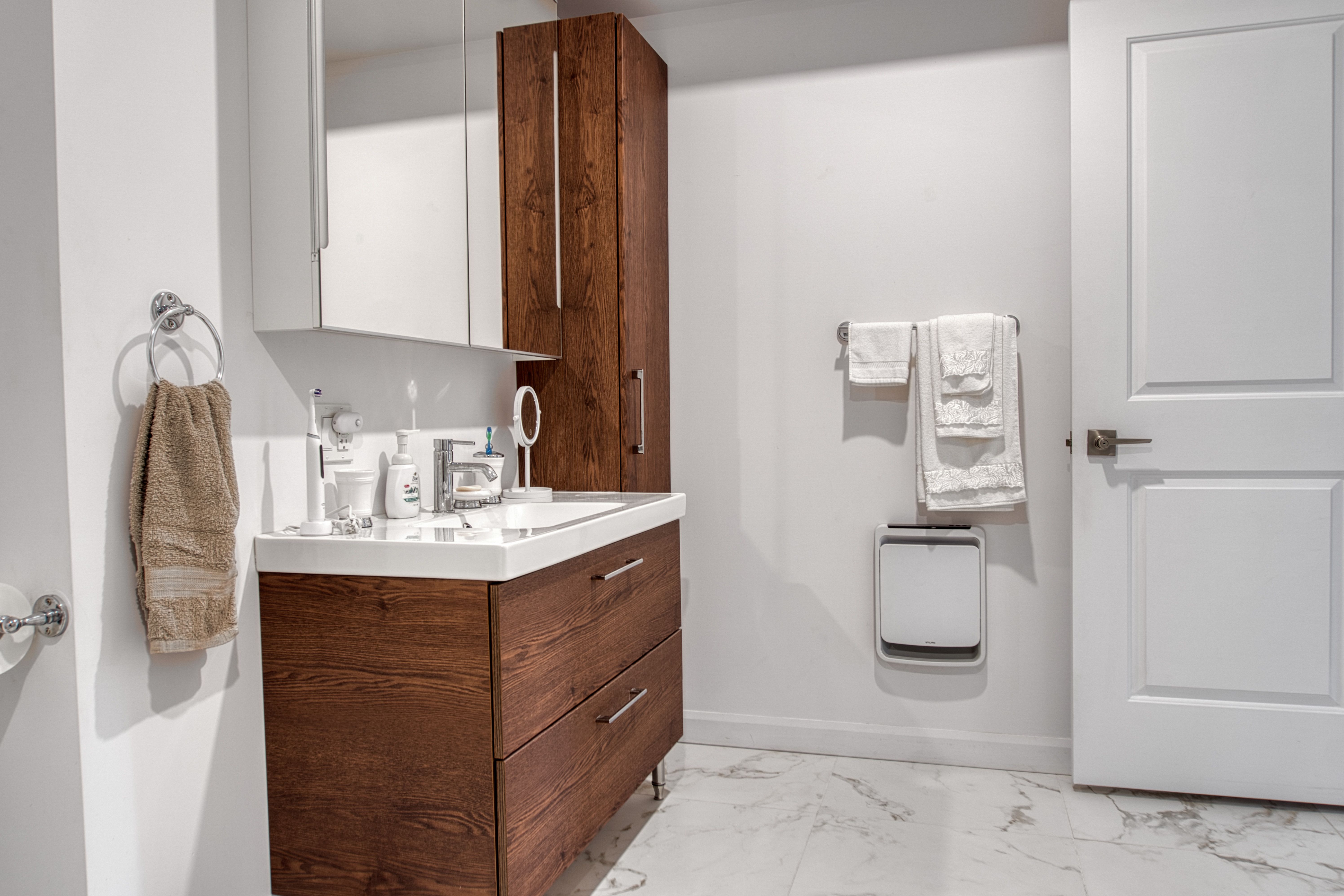 Salle d’eau avec vanité en bois